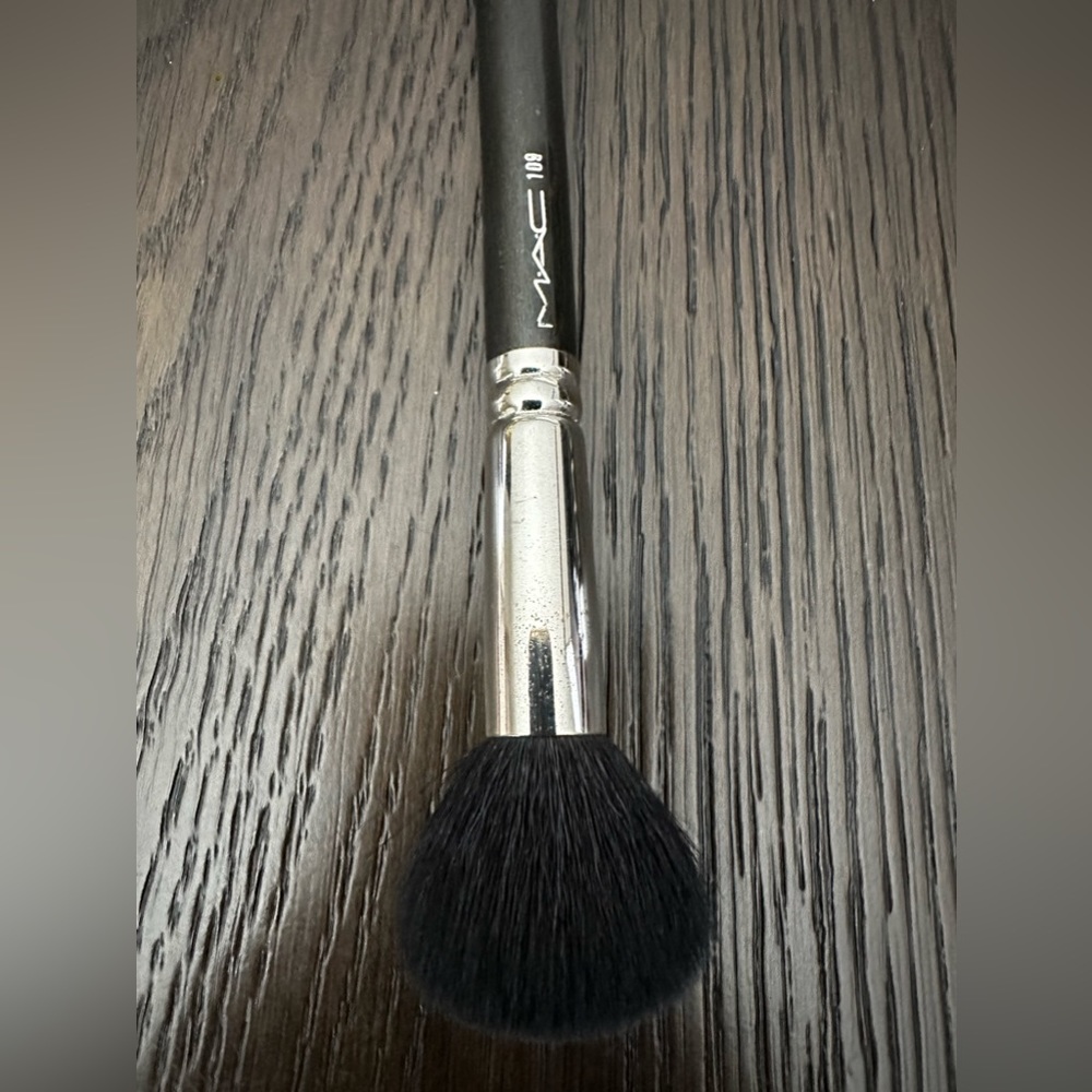 Mac 109 Contour Brush. Made in Japan